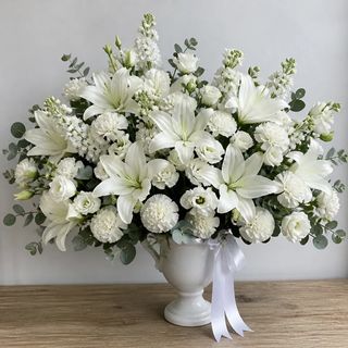 ดอกไม้ไว้อาลัย ศาสนาคริสต์ แจกันลิลลี่และคาร์เนชั่น โทนขาวเขียว