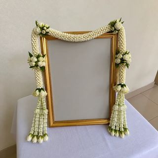 พวงมาลัยหน้าศพ คล้องกรอบรูป มะลิและกุหลาบขาว