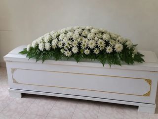 ดอกไม้หีบศพ ทรงพุ่มบนฝาหีบ เบญจมาศขาว
