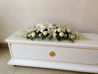 ดอกไม้ประดับหีบ กุหลาบขาวและกล้วยไม้