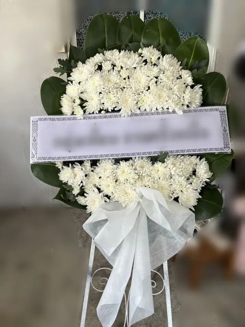 พวงหรีดดอกไม้สด โทนเขียวขาว