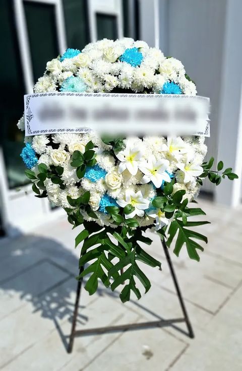 พวงหรีดลิลลี่ โทนขาวฟ้า