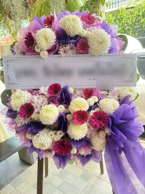พวงหรีดเยอบีร่า โทนขาวม่วง