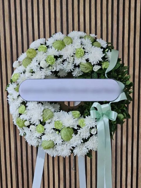 พวงหรีดดอกไม้สด โทนเขียวขาว
