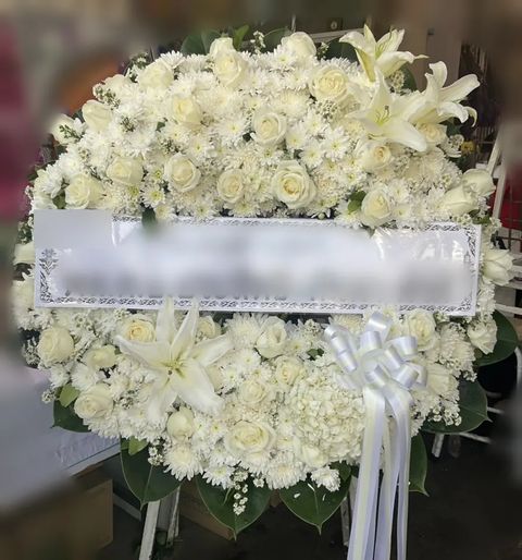 พวงหรีดกุหลาบ โทนขาวครีม