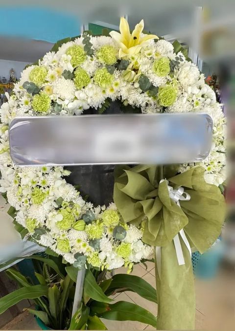 พวงหรีดกล้วยไม้ โทนเขียวขาว