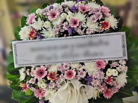 พวงหรีดเยอบีร่า โทนม่วงชมพูขาว
