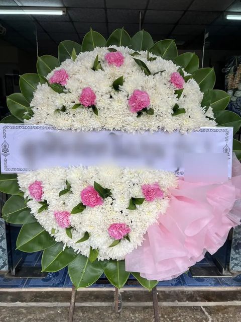 พวงหรีดคาร์เนชั่น โทนขาวชมพูเขียว