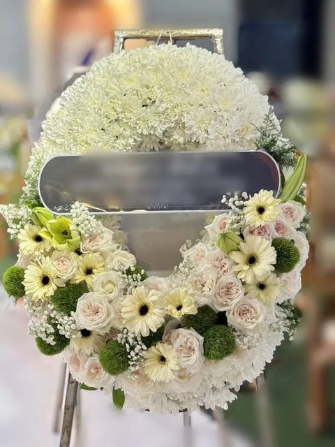 พวงหรีดกล้วยไม้ โทนขาวชมพู