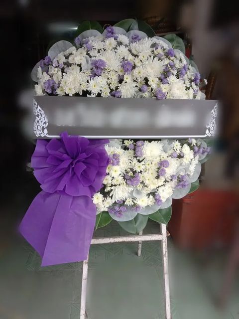 พวงหรีดดอกไม้สด โทนม่วงขาว