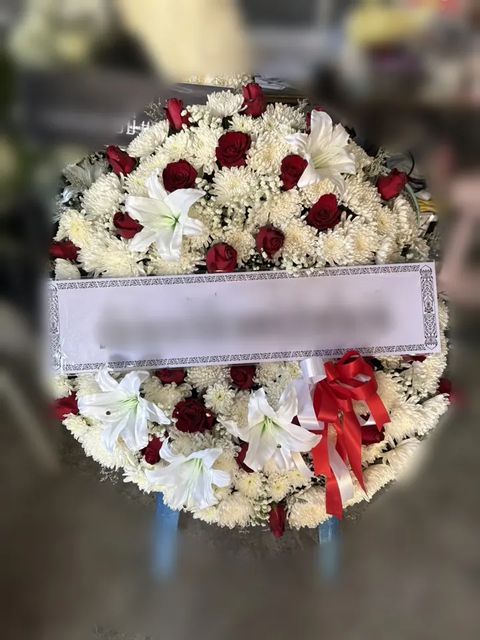 พวงหรีดลิลลี่ โทนขาวแดง