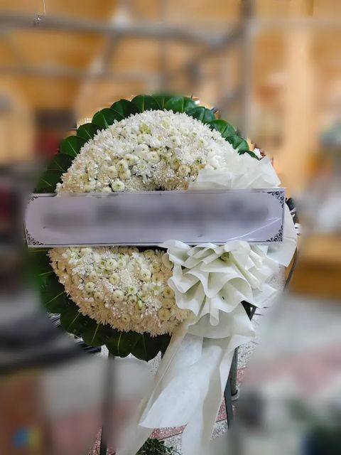 พวงหรีดดอกไม้สด โทนขาวเขียว