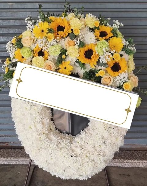 พวงหรีดกุหลาบ โทนขาวเหลือง