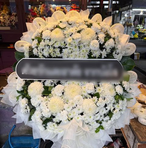 พวงหรีดดอกไม้สด โทนขาวเขียว