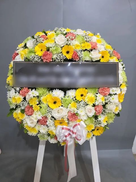 พวงหรีดกุหลาบ โทนเหลืองเขียวขาว