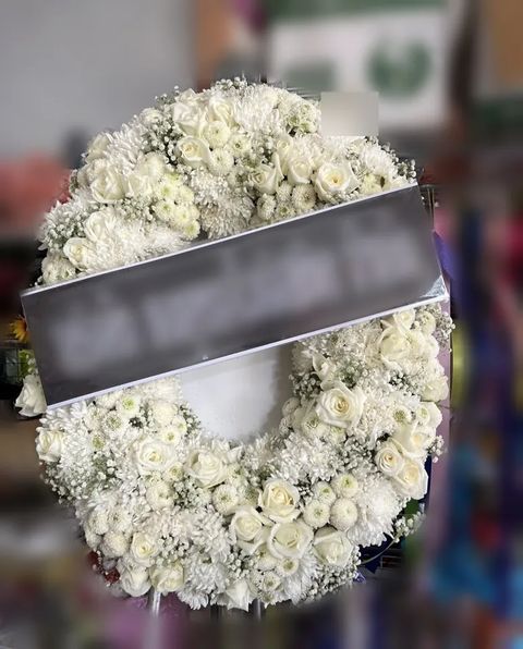 พวงหรีดกุหลาบ โทนขาวครีม