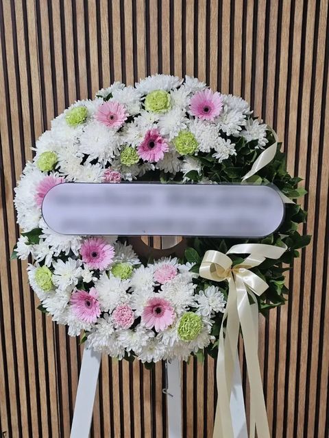 พวงหรีดเยอบีร่า โทนชมพูเขียวขาว
