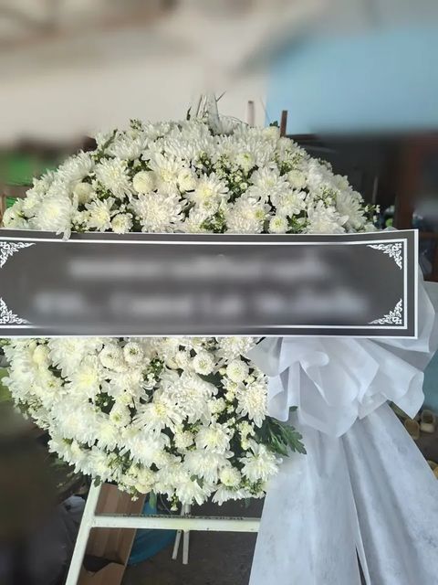 พวงหรีดดอกไม้สด โทนขาวเขียวครีม