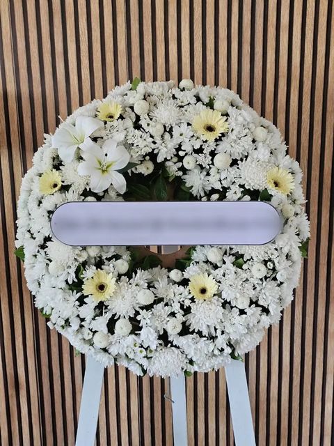 พวงหรีดลิลลี่ โทนขาวครีม