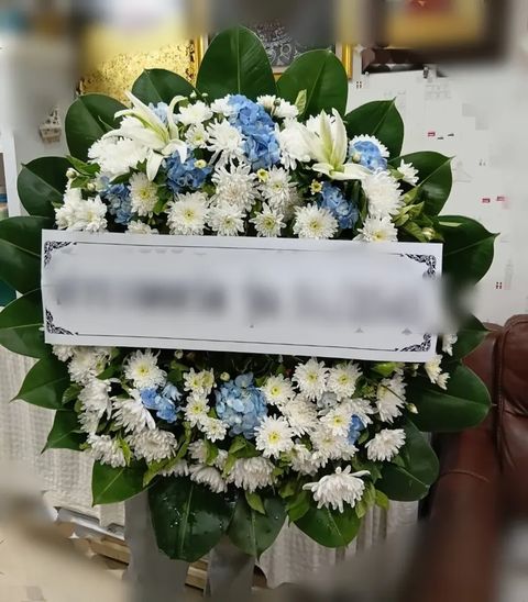 พวงหรีดลิลลี่ โทนขาวฟ้า