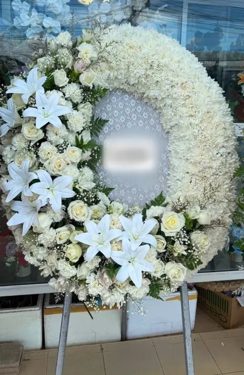 พวงหรีดลิลลี่ โทนขาวเขียว