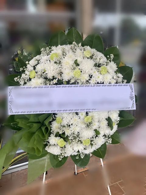 พวงหรีดดอกไม้สด โทนขาวเขียว