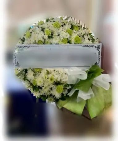 พวงหรีดดอกไม้สด โทนเขียวขาว
