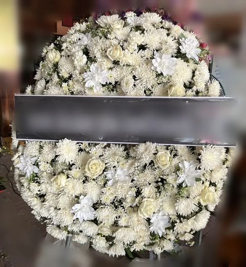 พวงหรีดกุหลาบ โทนขาวครีม