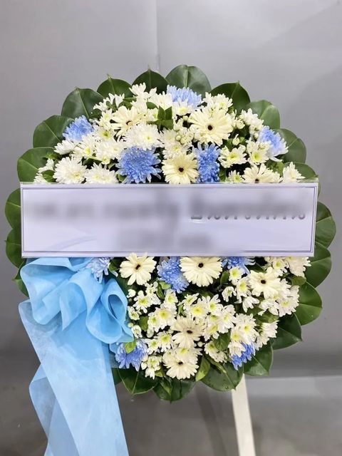 พวงหรีดเยอบีร่า โทนฟ้าขาวครีม