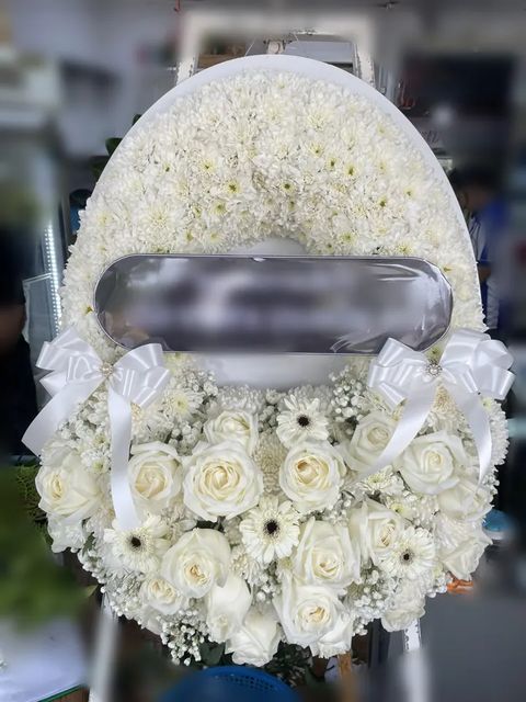 พวงหรีดกุหลาบ โทนครีมเขียวขาว