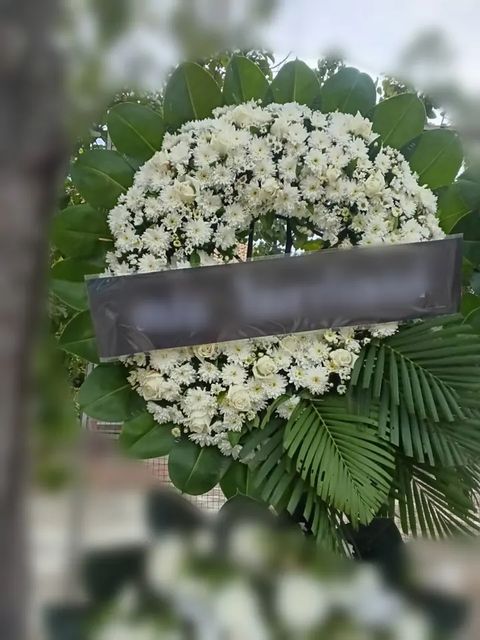 พวงหรีดกุหลาบ โทนขาวล้วน