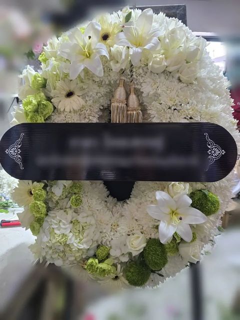 พวงหรีดลิลลี่ โทนขาวเขียว