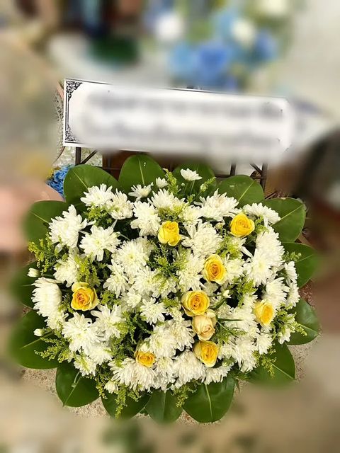 พวงหรีดกุหลาบ โทนเหลืองเขียว