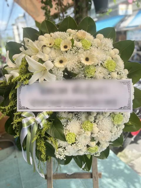พวงหรีดลิลลี่ โทนขาวเขียว