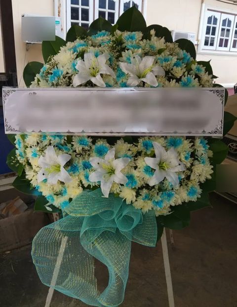 พวงหรีดลิลลี่ โทนขาวเขียวฟ้า