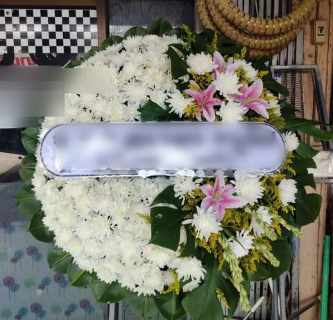 พวงหรีดลิลลี่ โทนขาวเหลืองเขียว