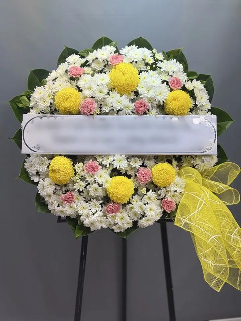 พวงหรีดคาร์เนชั่น โทนเหลืองขาวชมพู