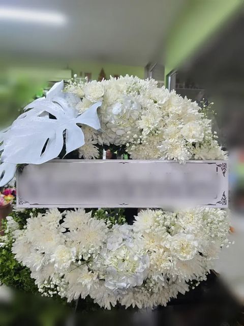 พวงหรีดไฮเดรนเยีย โทนครีมขาว