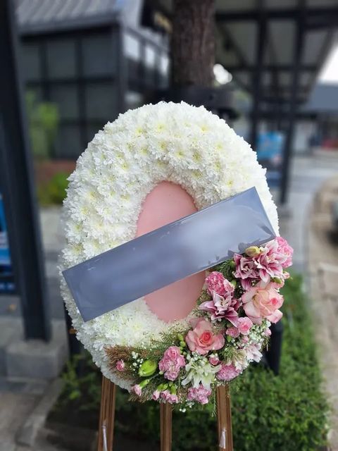 พวงหรีดลิลลี่ โทนขาวชมพูม่วง