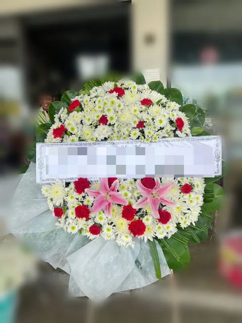 พวงหรีดลิลลี่ โทนขาวแดงเขียว