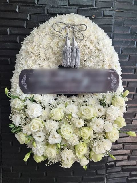 พวงหรีดกุหลาบ โทนขาวครีม