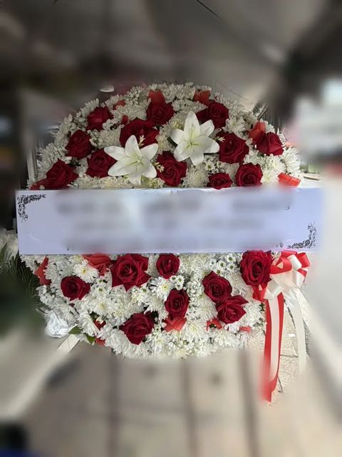 พวงหรีดกุหลาบ โทนแดงขาว