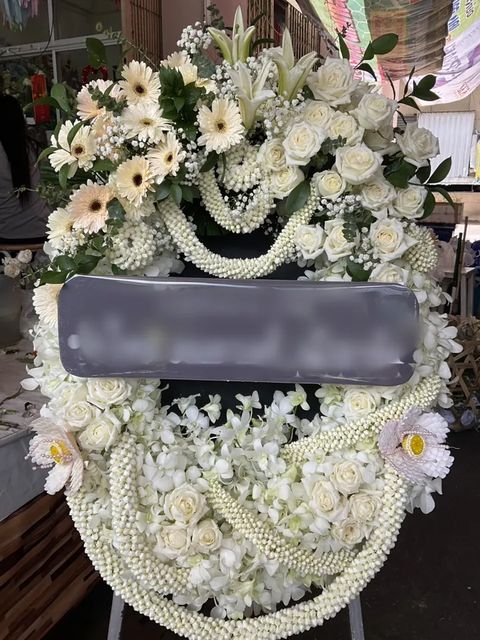 พวงหรีดกล้วยไม้ โทนขาวครีม