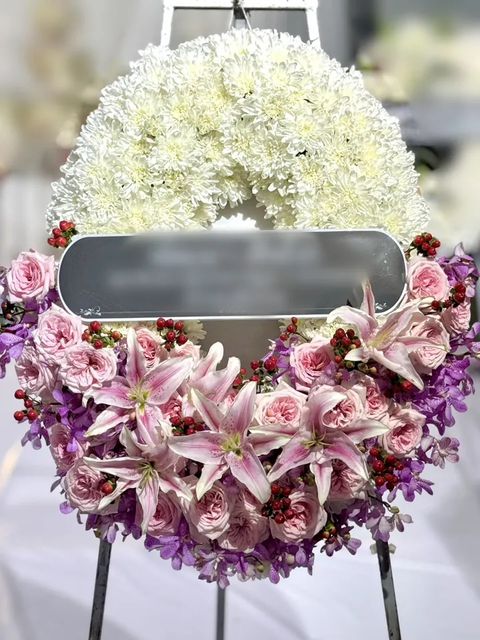 พวงหรีดกล้วยไม้ โทนขาวม่วง