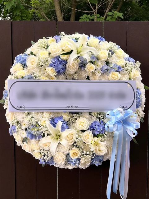 พวงหรีดลิลลี่ โทนขาวฟ้า
