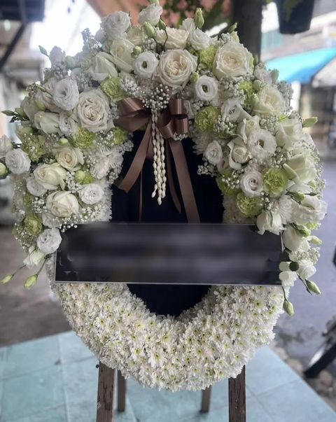 พวงหรีดกุหลาบ โทนเขียวขาว
