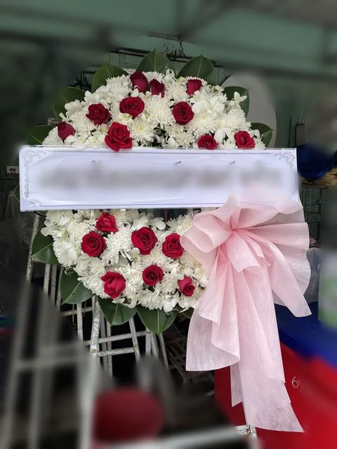 พวงหรีดกล้วยไม้ โทนขาวแดง
