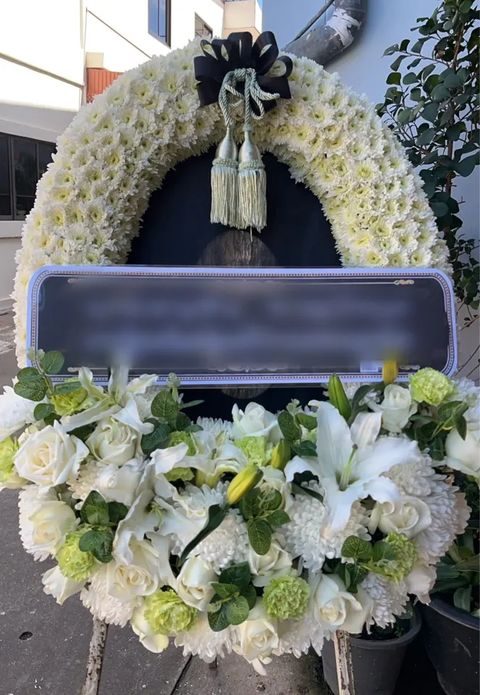 พวงหรีดลิลลี่ โทนขาวเขียว