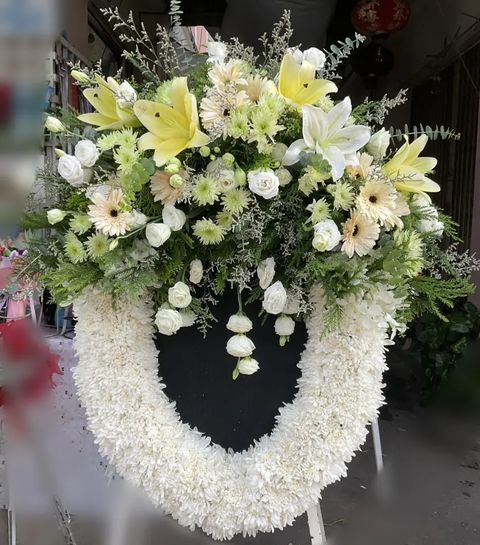 พวงหรีดลิลลี่ โทนเขียวขาว