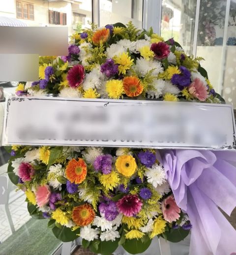 พวงหรีดเยอบีร่า โทนขาวเหลืองม่วง
